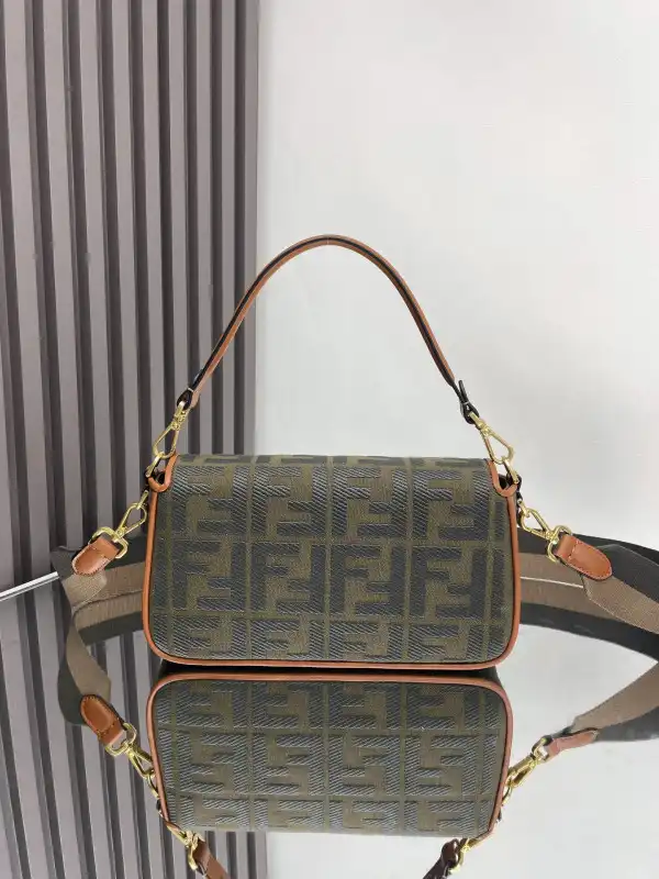 First Bag Ru FENDI BAGUETTE-26*13*6CM