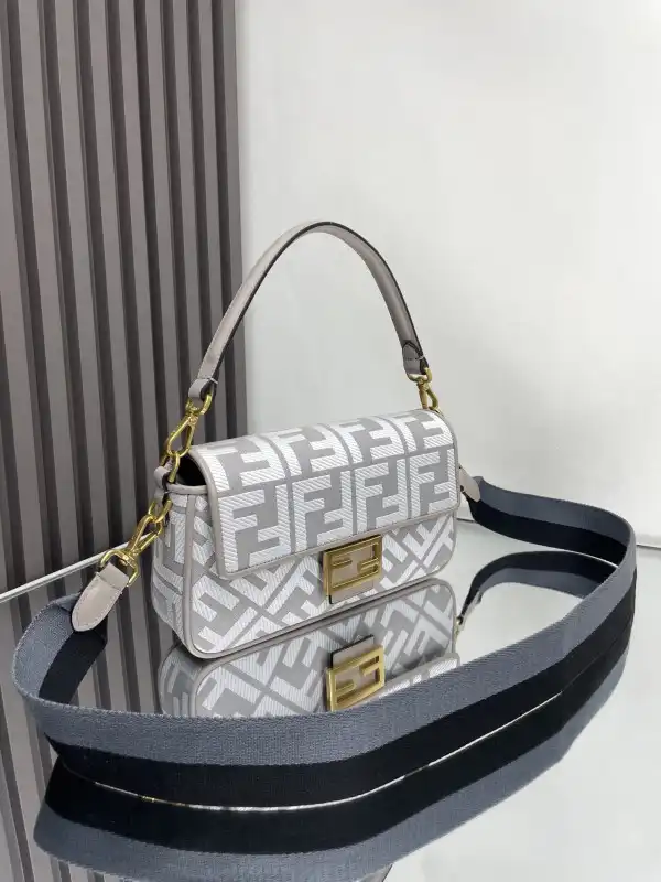 FENDI BAGUETTE-26*13*6CM