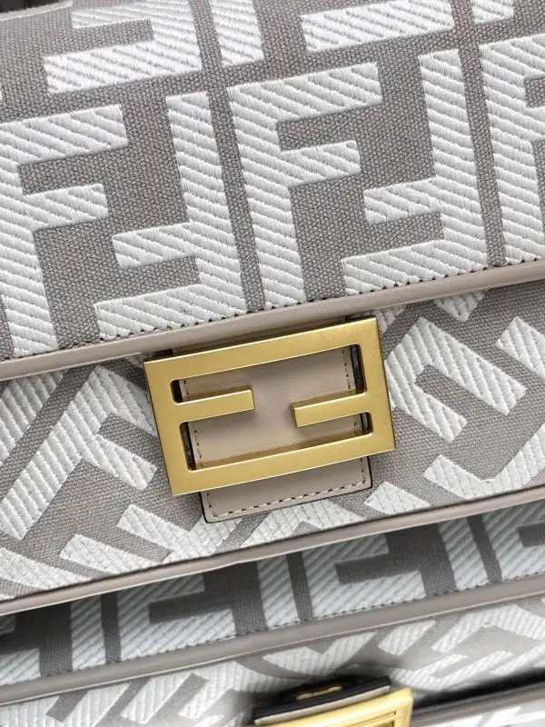 First bag ru FENDI BAGUETTE-26*13*6CM