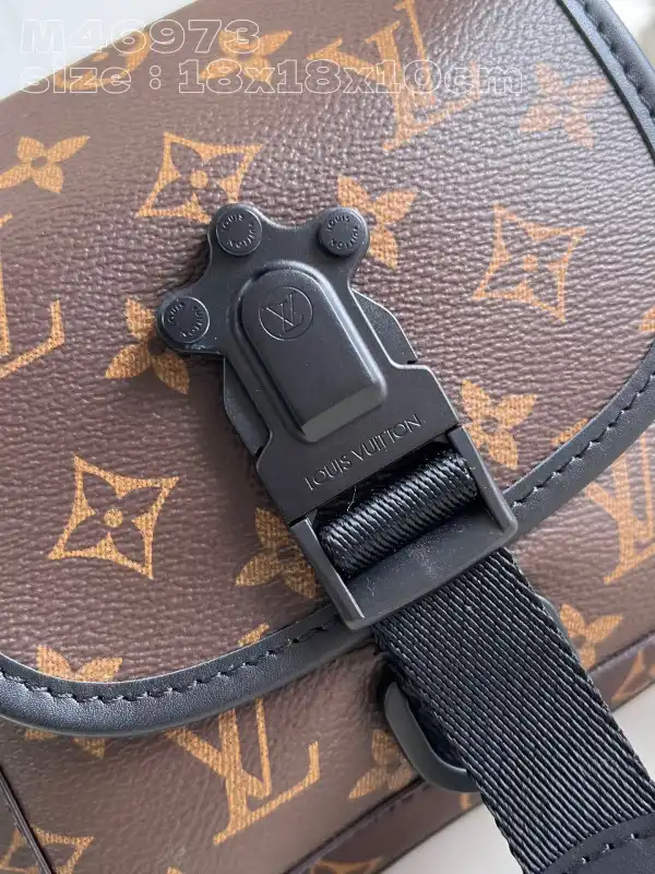 Aaa replica ru LOUIS VUITTON Trail Messenger-18*18*10CM