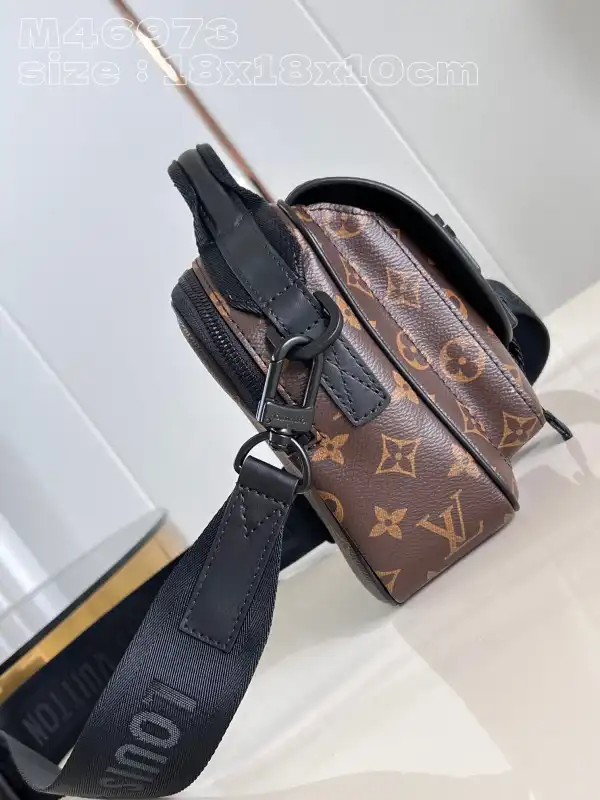 LOUIS VUITTON Trail Messenger-18*18*10CM