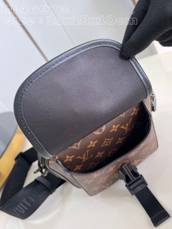 [FREE SHIPPING] LOUIS VUITTON Trail Messenger-18*18*10CM