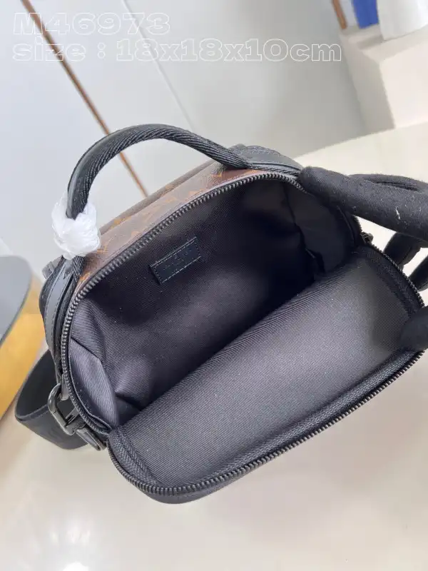 Cheap LOUIS VUITTON Trail Messenger-18*18*10CM