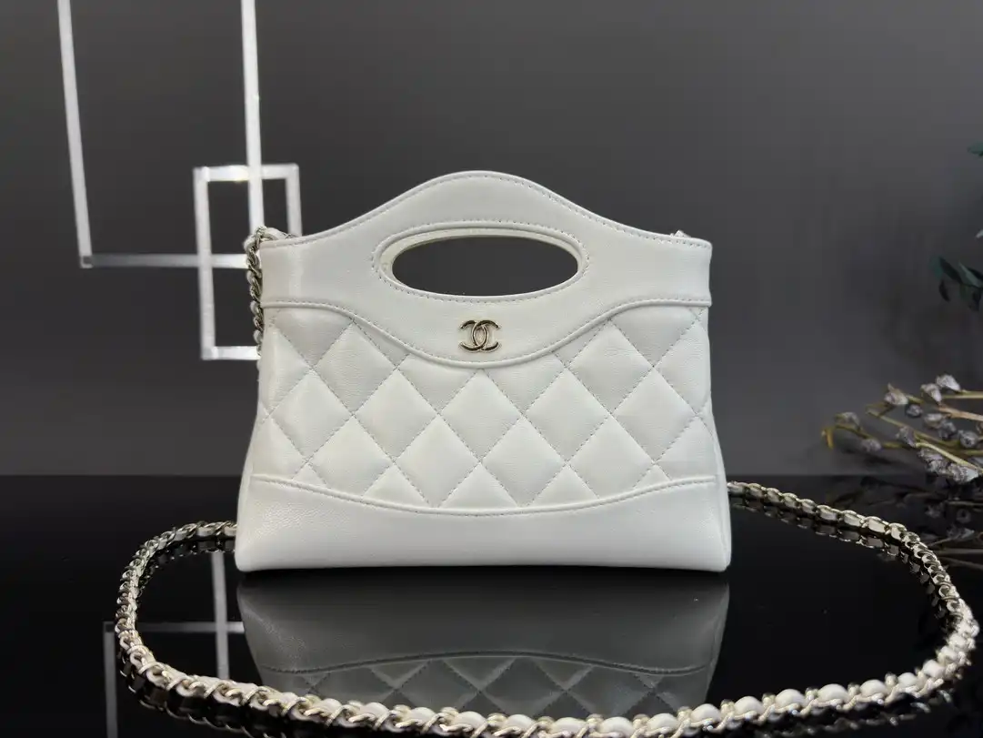 CHANEL 24S 31bag nano -21*17*3.5cm