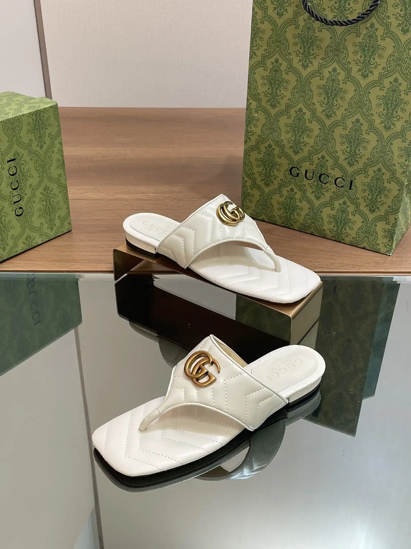 First bag ru GUCCI WOMEN'S DOUBLE G THONG SANDAL