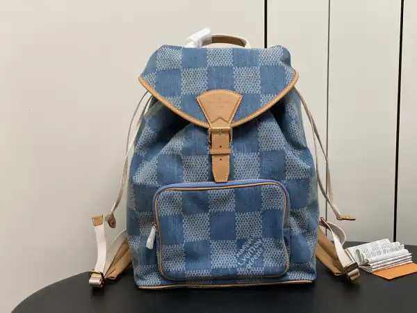 Frstbag ru LOUIS VUITTON Montsouris Backpack