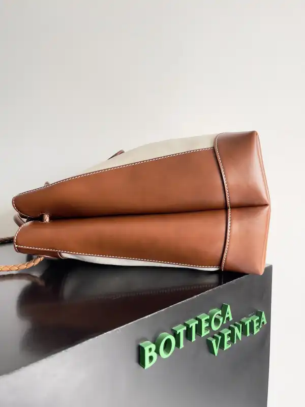 BOTTEGA VENETA LARGE Andiamo-40*48*20cm