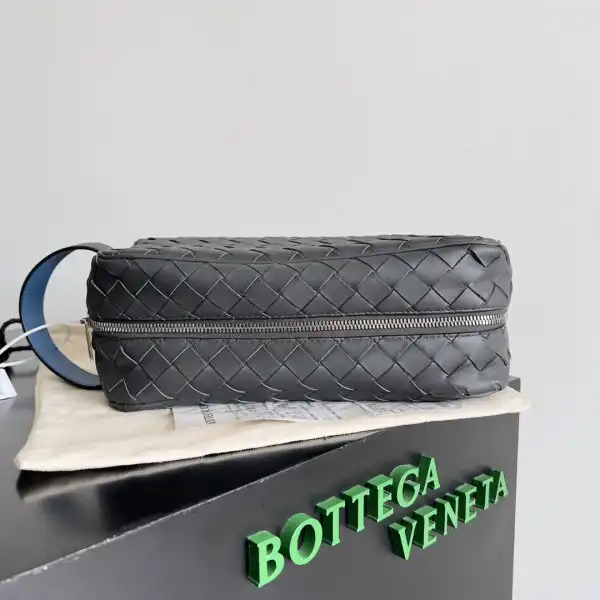 Bottega Veneta  Intrecciato Leather Wallet-On-Strap