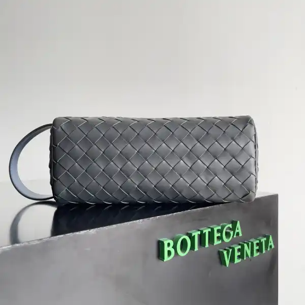 Bagsoffer Bottega Veneta  Intrecciato Leather Wallet-On-Strap