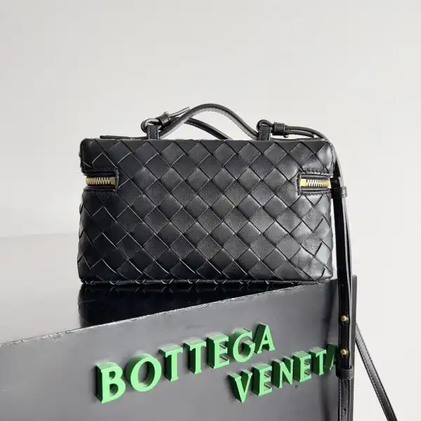 Bagsoffer Bottega Veneta  Vanity Case Crossbody Bag