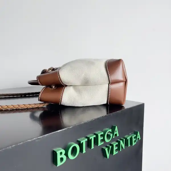 Firstbag Ru BOTTEGA VENETA small  Andiamo-25*22*10.5cm