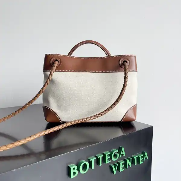 Firstbag Ru BOTTEGA VENETA small  Andiamo-25*22*10.5cm