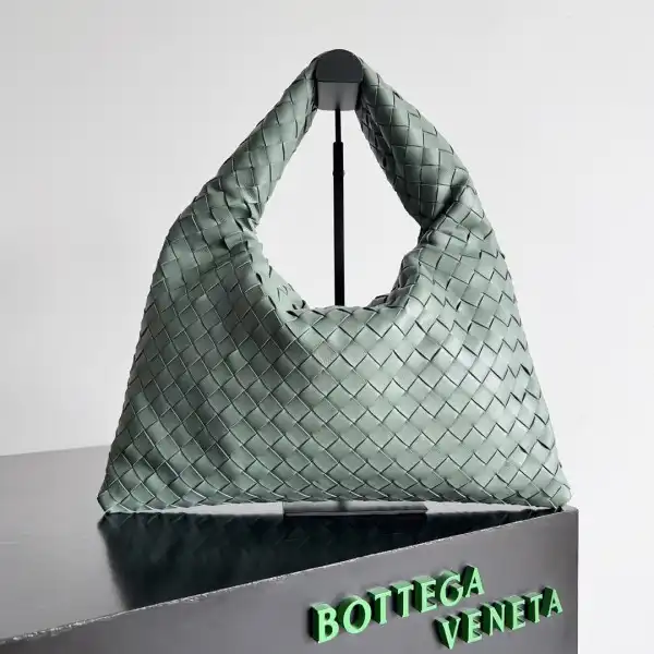 First bag ru BOTTEGA VENETA medium Hop