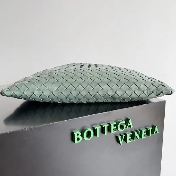 BOTTEGA VENETA medium Hop