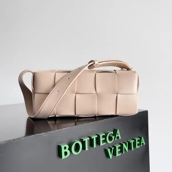 First bag ru BOTTEGA VENETA BRICK CASSETTE-24*20*10CM