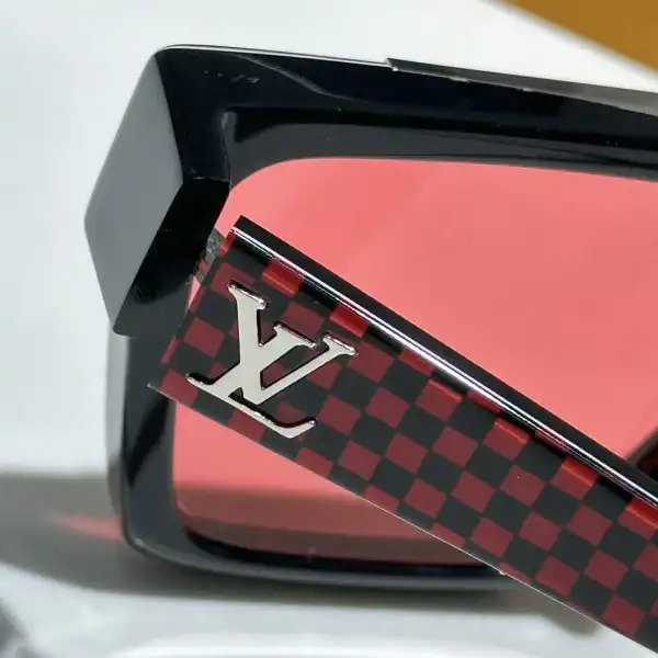 LOUVIS VUITTON SUNGLASSES