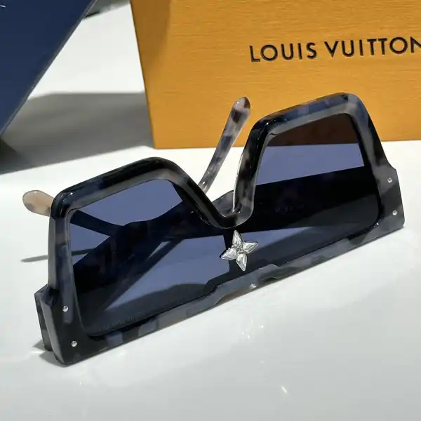 First bag ru LOUVIS VUITTON SUNGLASSES