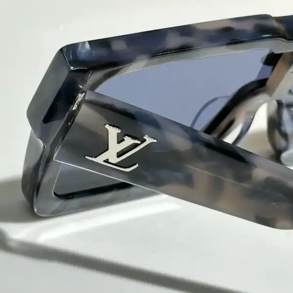 LOUVIS VUITTON SUNGLASSES