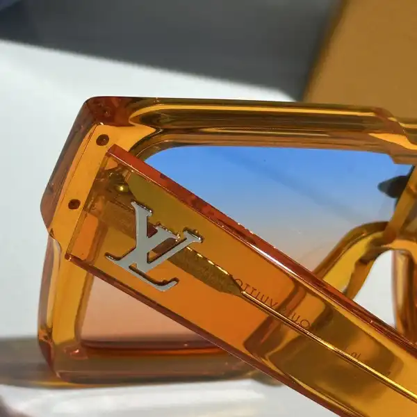 LOUVIS VUITTON SUNGLASSES