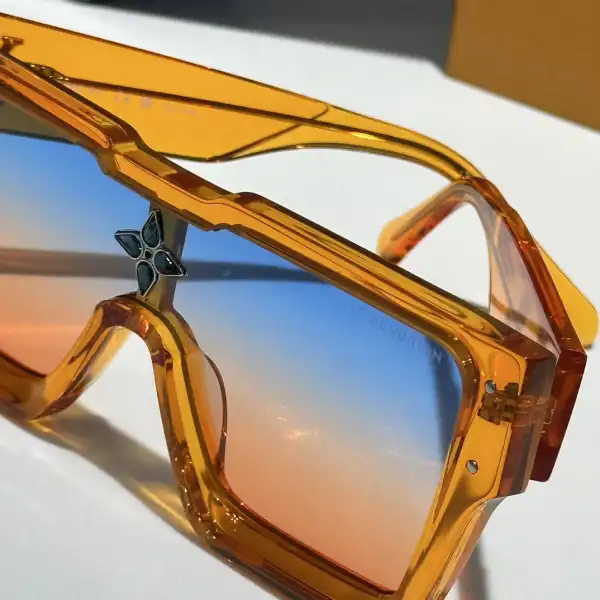 LOUVIS VUITTON SUNGLASSES