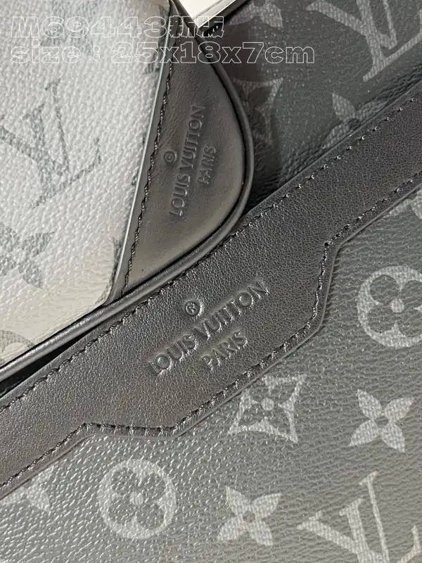 LOUIS VUITTON TRIO MESSENGER