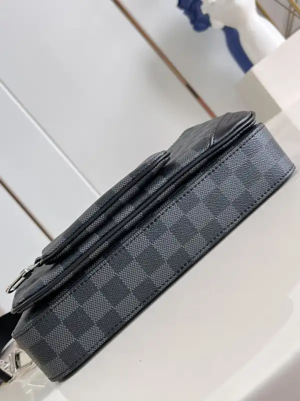 First bag ru LOUIS VUITTON TRIO MESSENGER