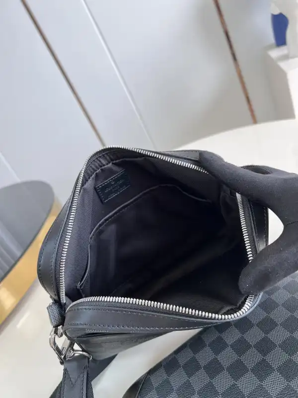 First bag ru LOUIS VUITTON TRIO MESSENGER