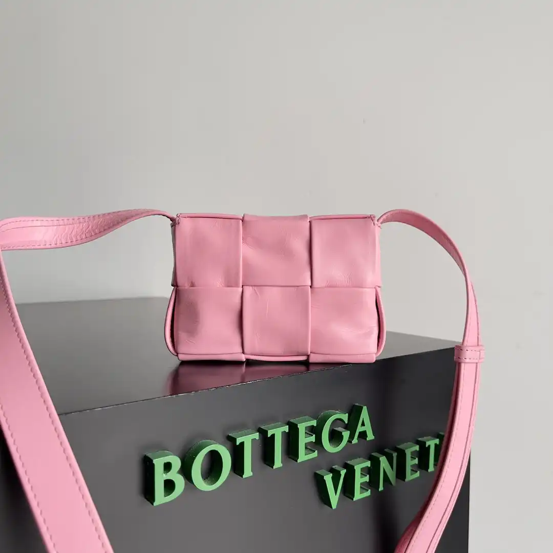 First bag ru BOTTEGA VENETA Candy mini Cassette-12*8*4cm