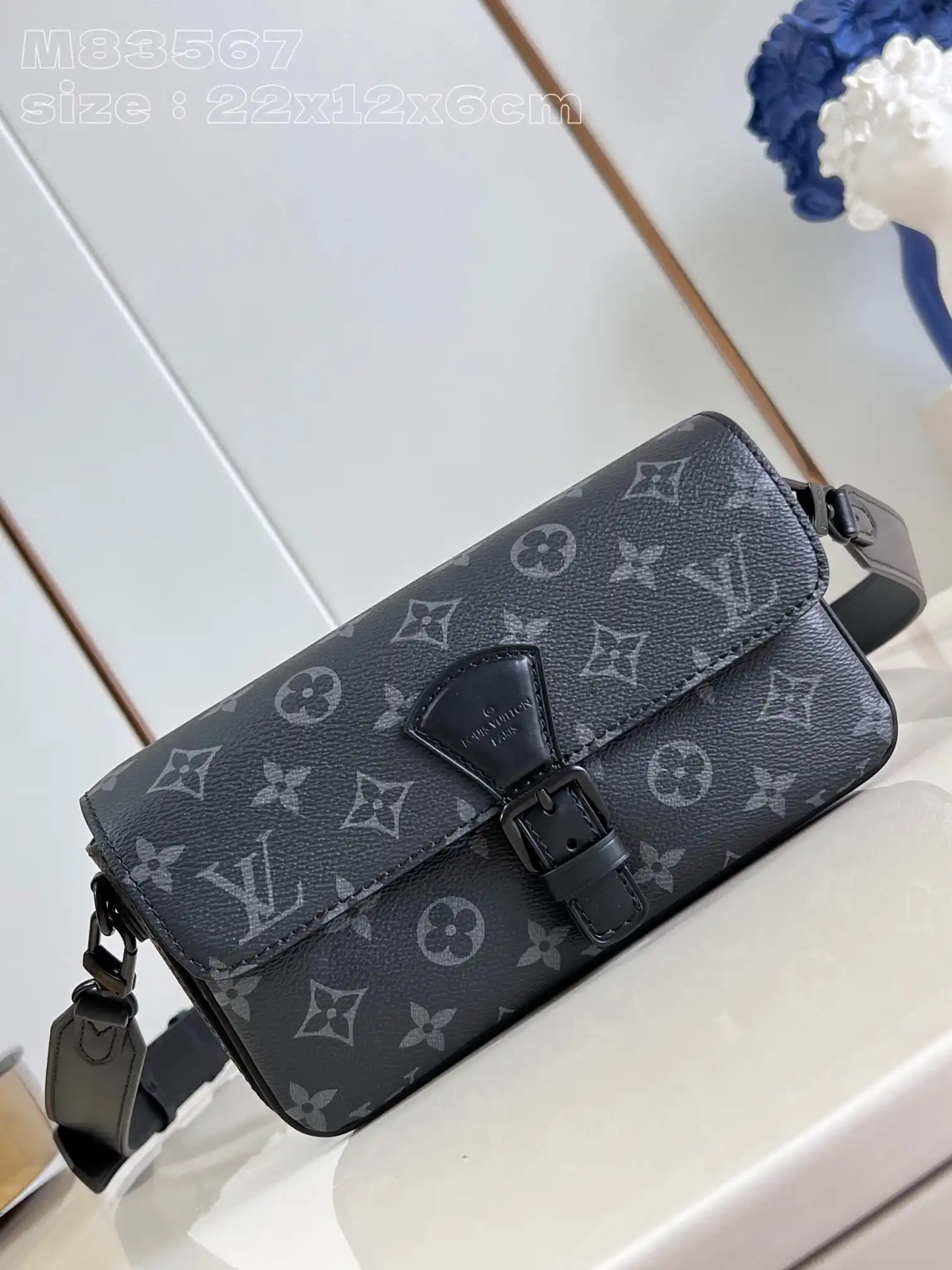 First bag ru LOUIS VUITTON Montsouris Wearable Wallet