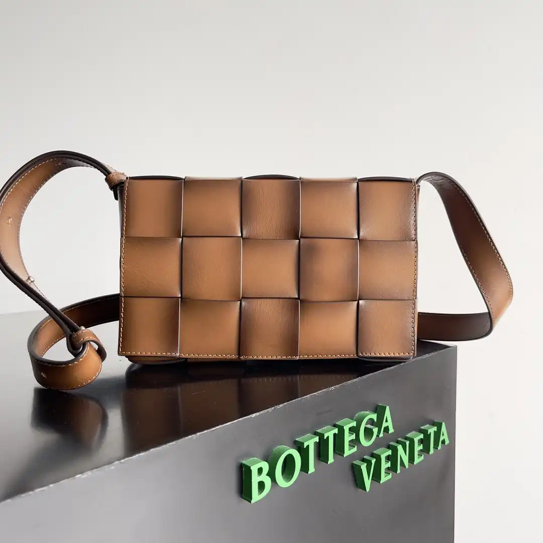 Firstbag Ru BOTTEGA VENETA CASSETTE-23*15*6cm