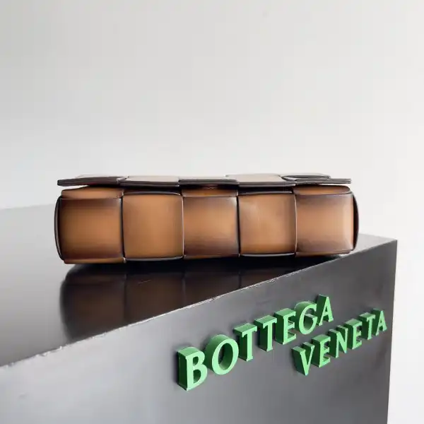 BOTTEGA VENETA CASSETTE-23*15*6cm