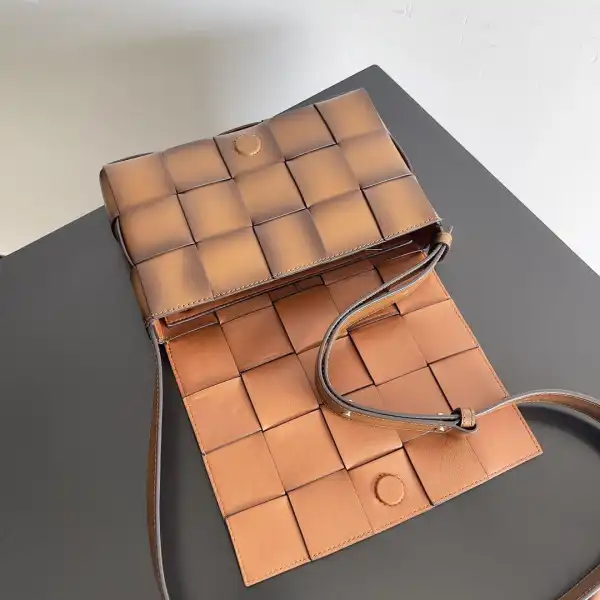 BOTTEGA VENETA CASSETTE-23*15*6cm