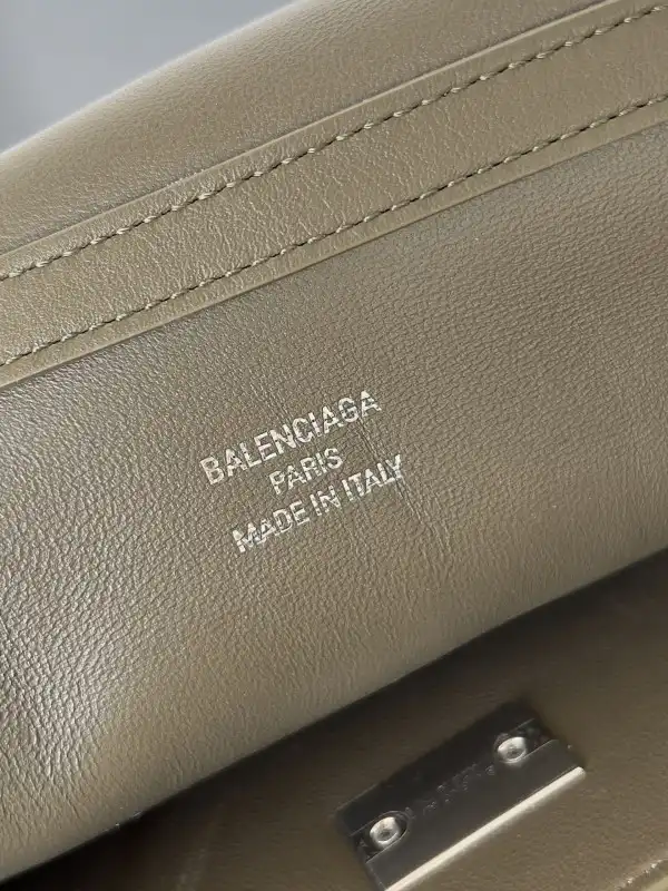 First bag ru BALENCIAGA RODEO-35*23.3*10.9CM