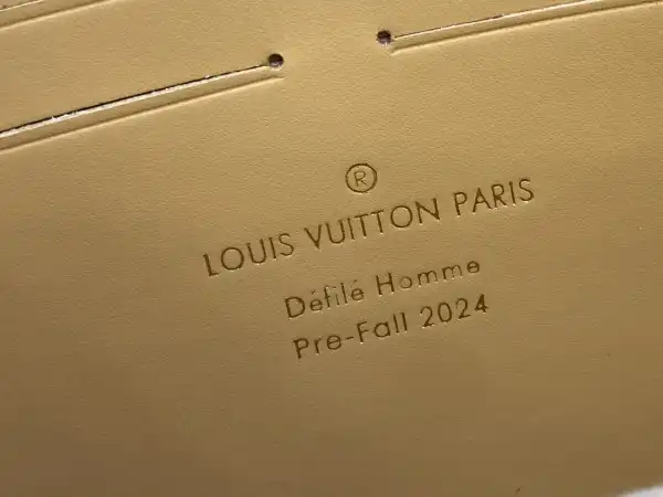 LOUIS VUITTON POCHETTE VOYAGE-27*21*6CM