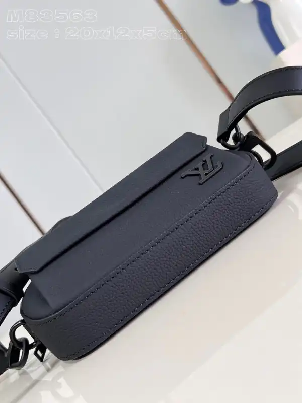 Where to buy Cheap LOUIS VUITTON Pilot Wearable Wallet-20*12*5.5CM