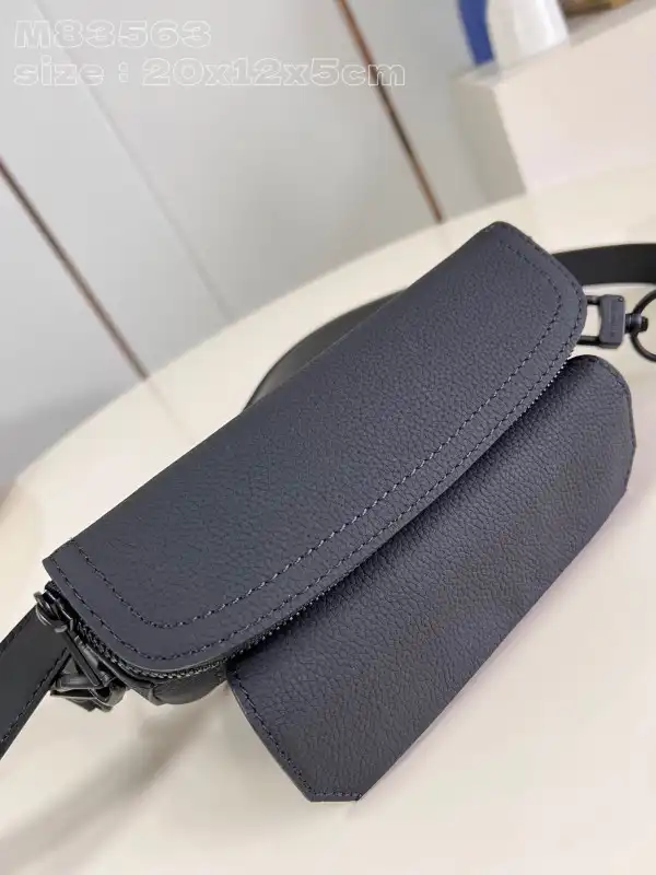 Where to buy Cheap LOUIS VUITTON Pilot Wearable Wallet-20*12*5.5CM