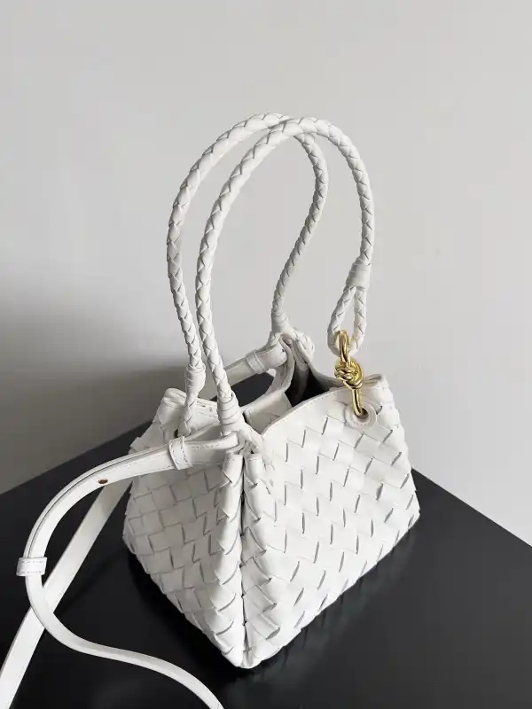 Bagsoffer yupoo BOTTEGA VENETA Andiamo Parachute Small shoulder bag