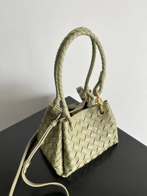 Yupoo bagsoffer BOTTEGA VENETA Andiamo Parachute Small shoulder bag