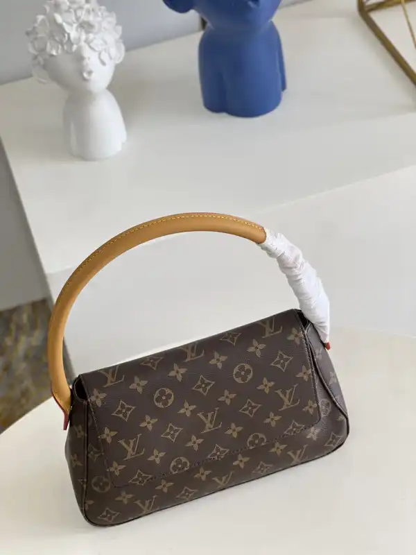 Repladies offers premium fake Louis bags at unbeatable prices. Our products are cheap because we focus on direct sales Louis Vuitton looping bag-24x21x9cm