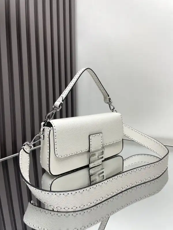 FENDI BAGUETTE-26*13*6CM