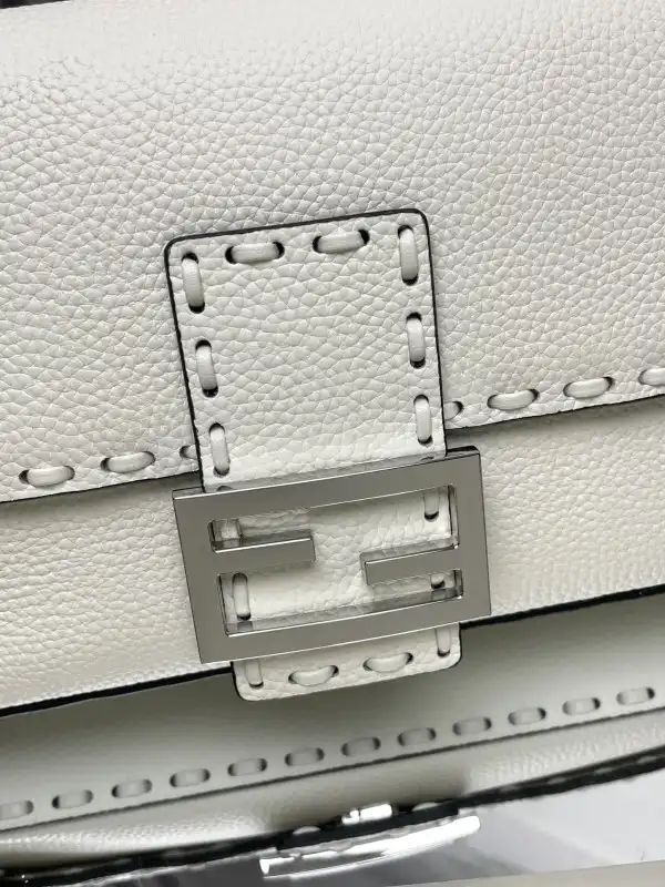 FENDI BAGUETTE-26*13*6CM