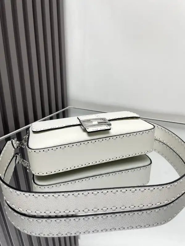 FENDI BAGUETTE-26*13*6CM