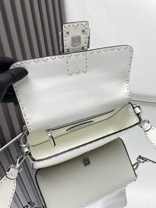 First bag ru FENDI BAGUETTE-26*13*6CM