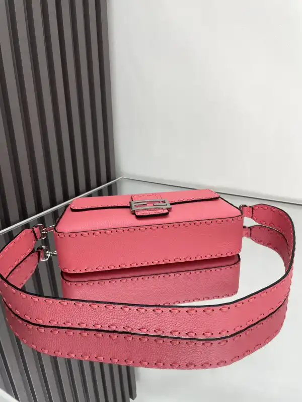 First bag ru FENDI BAGUETTE-26*13*6CM