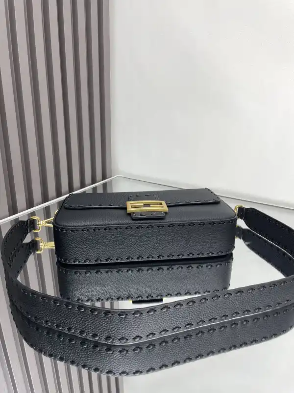 FENDI BAGUETTE-26*13*6CM