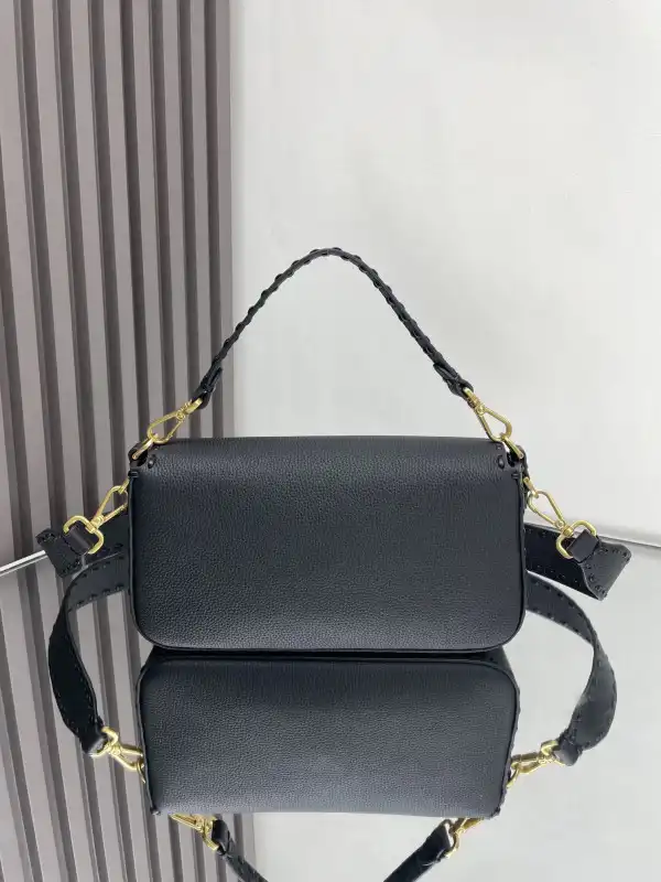 First bag ru FENDI BAGUETTE-26*13*6CM