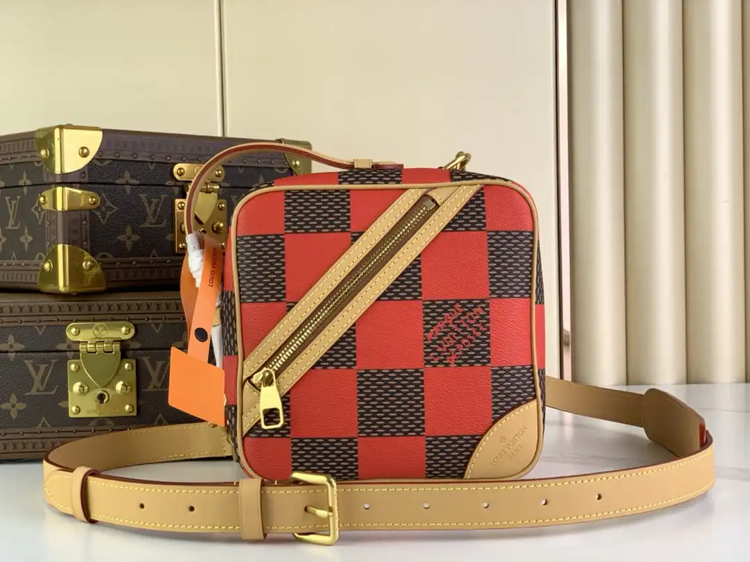 LOUIS VUITTON Chess Messenger-24*24*8CM