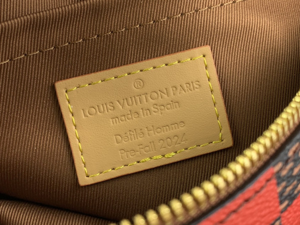 LOUIS VUITTON Chess Messenger-24*24*8CM