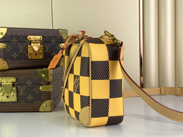 HOT SALE LOUIS VUITTON Chess Messenger-24*24*8CM