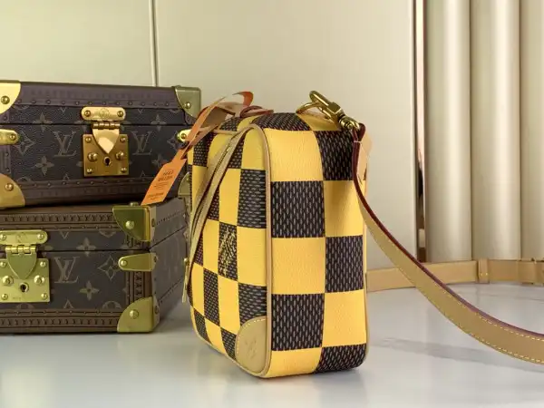 Aaa replica ru LOUIS VUITTON Chess Messenger-24*24*8CM